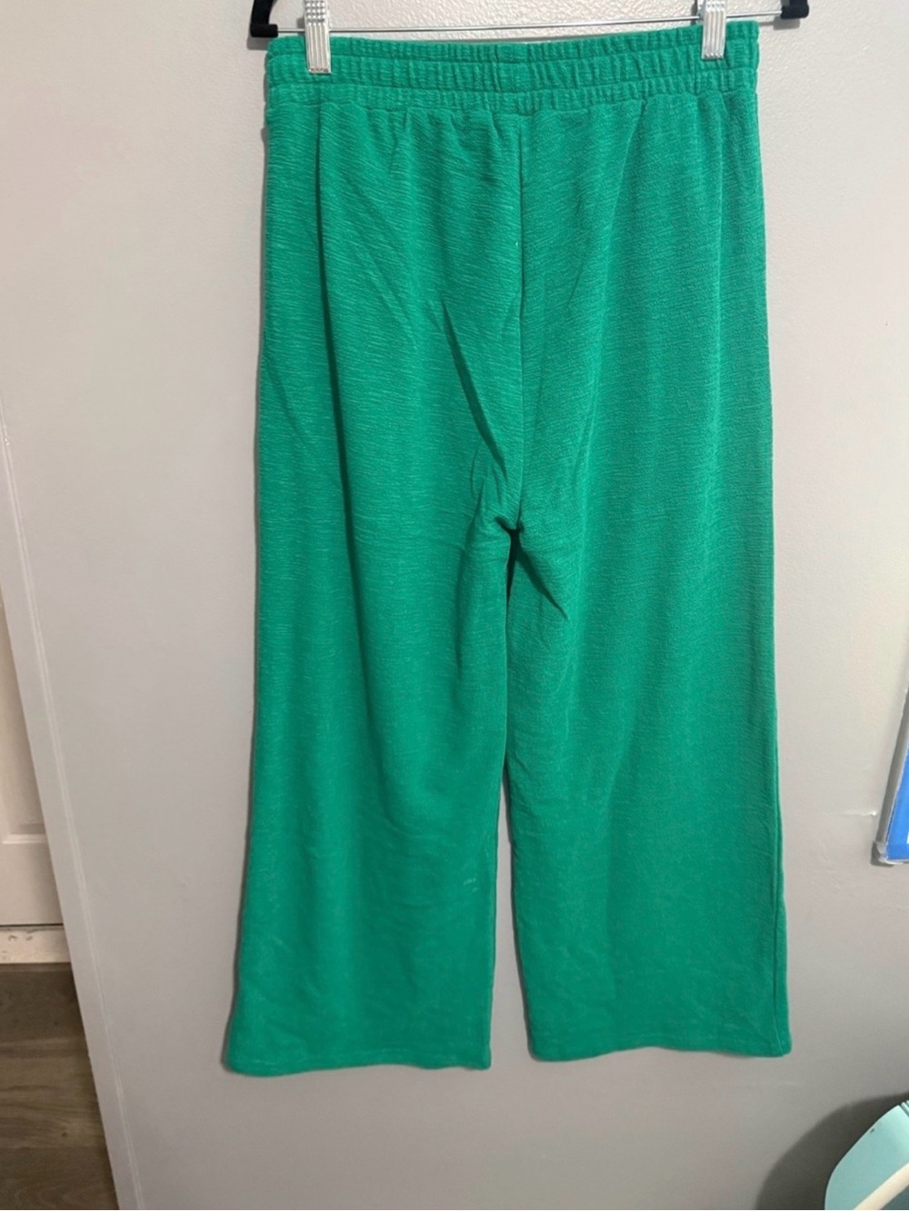 Women’s Green Wide-Leg Lounge Pants & Crop Top Set - Picture 4 of 6
